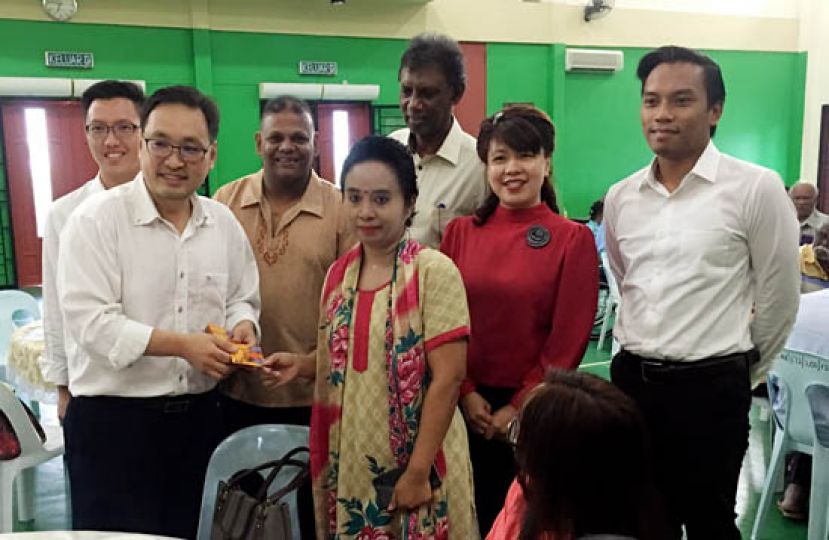 贸消部副部长张健仁（前排左1）移交红包予其中一位受惠人士。