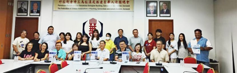 晋汉连省华总理事、I-System古晋学院及出席护理文凭分享会合影。前排左起为晋汉连省华总妇女组经济组长陈俐樺、I-System古晋学院代表Japenley、代表杨越雄、业务事业发展经理Dr Elina Tiu、晋汉连省华总秘书长林亚德、文教主任吴俚葙、妇女组主任张慧娇及社团与社会组主任李金俊。