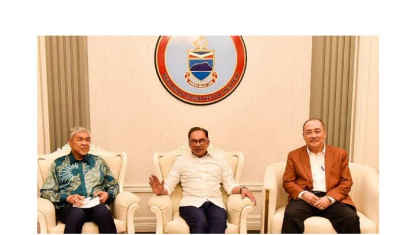 首相安华(中)与阿末扎希(左)，以及哈芝芝(右)会面后，向媒体发表谈话。