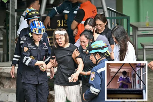 7日，在泰国首都曼谷以北的暖武里府邦克鲁艾县，一名在校园枪击案中遇害的教师的妻子（前中）被扶上救护车。小图为枪手犯案後将自己反锁於教室内，尸体旁搜出疑似作案枪枝。