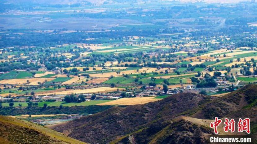 新疆吉木萨尔县新地乡花儿沟景区犹如大自然调色盘，色彩斑斓。