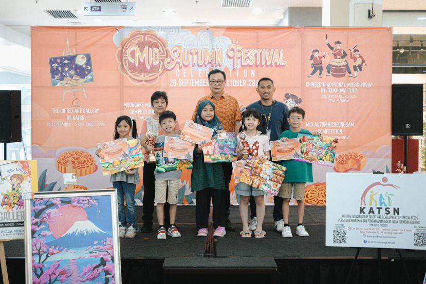 拿督沈坚石及筹备会主席方淑英女士与A组优胜者合影。