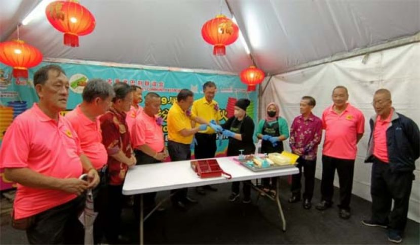 主宾砂副总理拿督斯里沈桂贤代表兼哥打圣淘沙区州议员叶耀星（右6），联袂峇都吉当区州议员罗克强（右7）在文化缤纷庆中秋盛典学制作月饼；左起2为筹委林顺理、王亚益、薛华东、主席甲必丹林传政；右起是筹委沈云豹、孙守生、本固鲁陈兴枝。