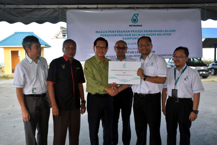 国油查理加里公司副总经理安华(右二)将建峻后的工程移交给拿督李景胜助理部长。(右三)是国油砂总经理朱莱希莫哈末玛达里。