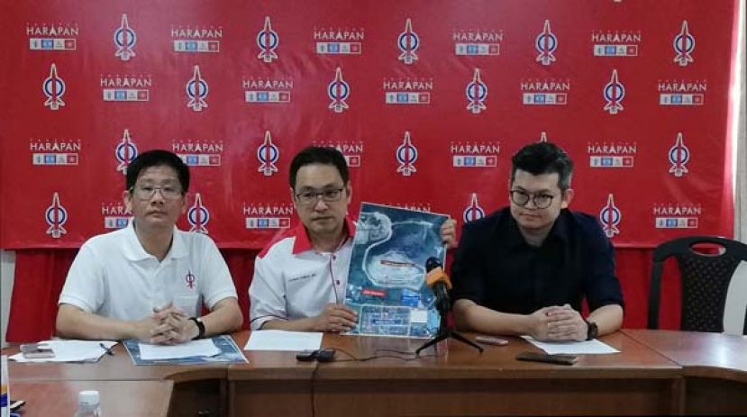 实旦宾区国会议员张健仁（中）摄于新闻发布会上。右为余利文。