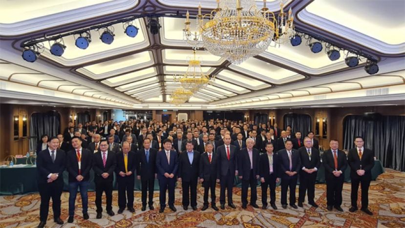 砂中总领导层与主宾代表拿督黄益隆，大马中总署理会长拿督吴逸平及全体领导层合照。