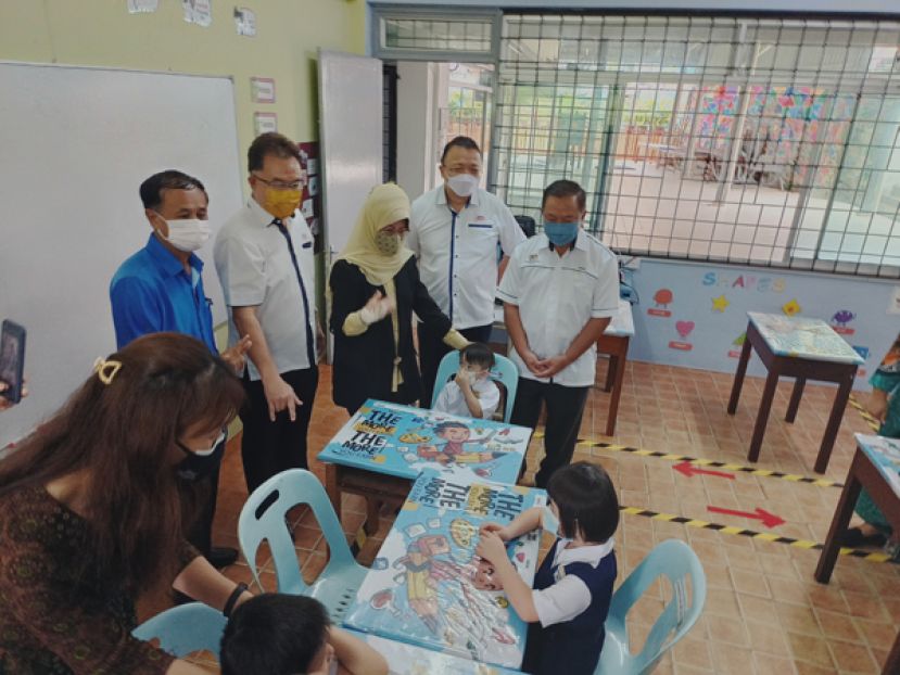 拿督斯里陈赛明在校董们陪同下巡视特殊教育融合班。