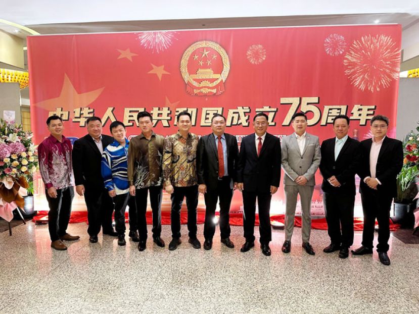 砂中友协会理事与中国驻古晋总领事邢伟平（右四）大合照。
