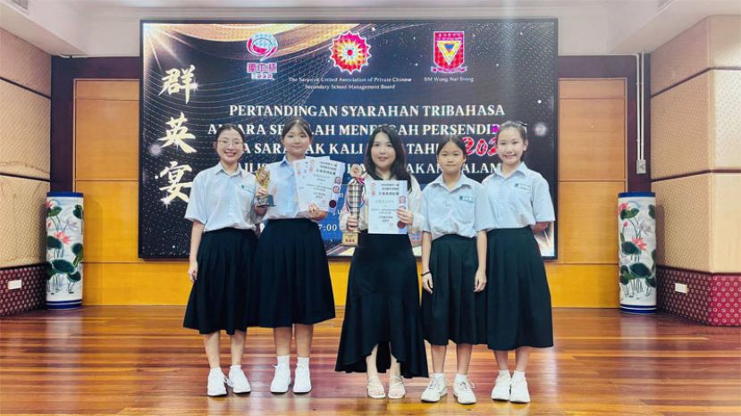 学生于2026年全砂华文独中三语演讲比赛荣获小型独中奖及多项个人奖项，领队老师林彩虹（中）与学生合影。