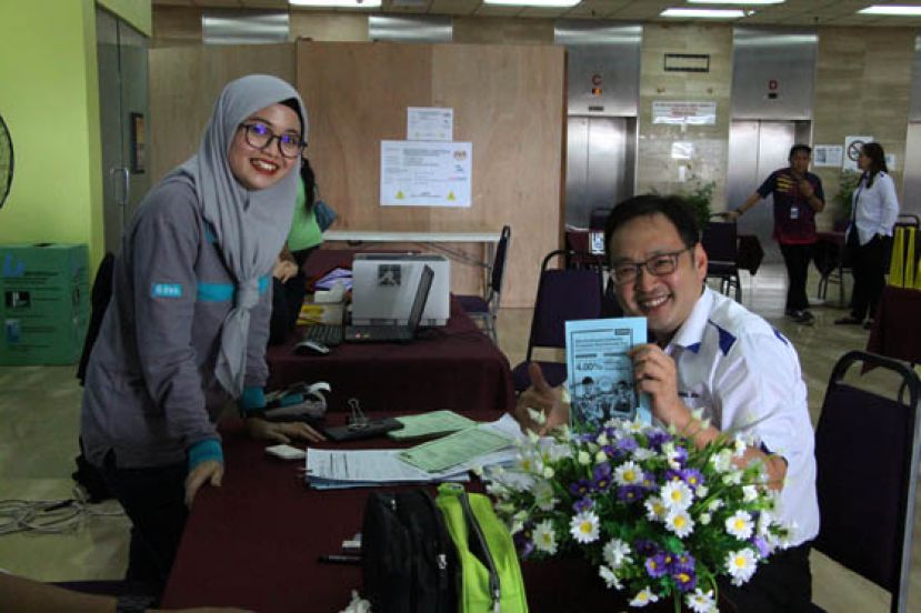 国内贸易及消费人事务部副部长张健仁（右）前往巡视柜台时摄。