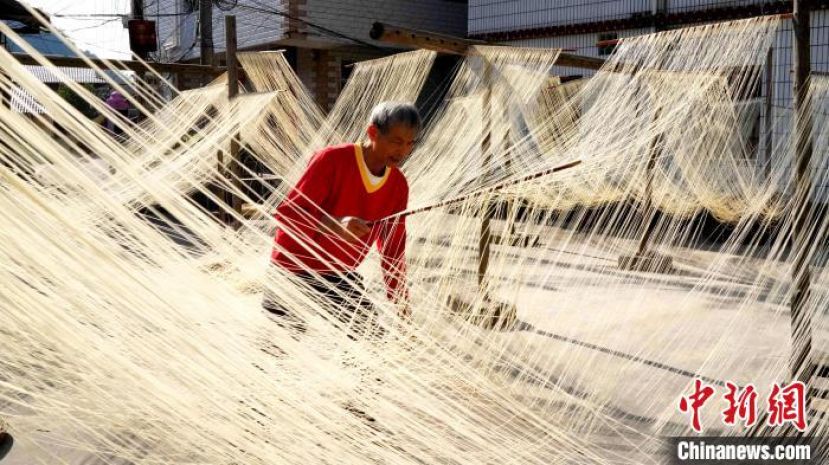 师傅正在晾晒手工线面。