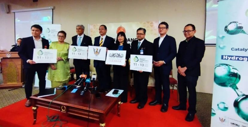 砂能源及可持续性环境部副部长哈兹兰（左四）在新闻发布上一摄。