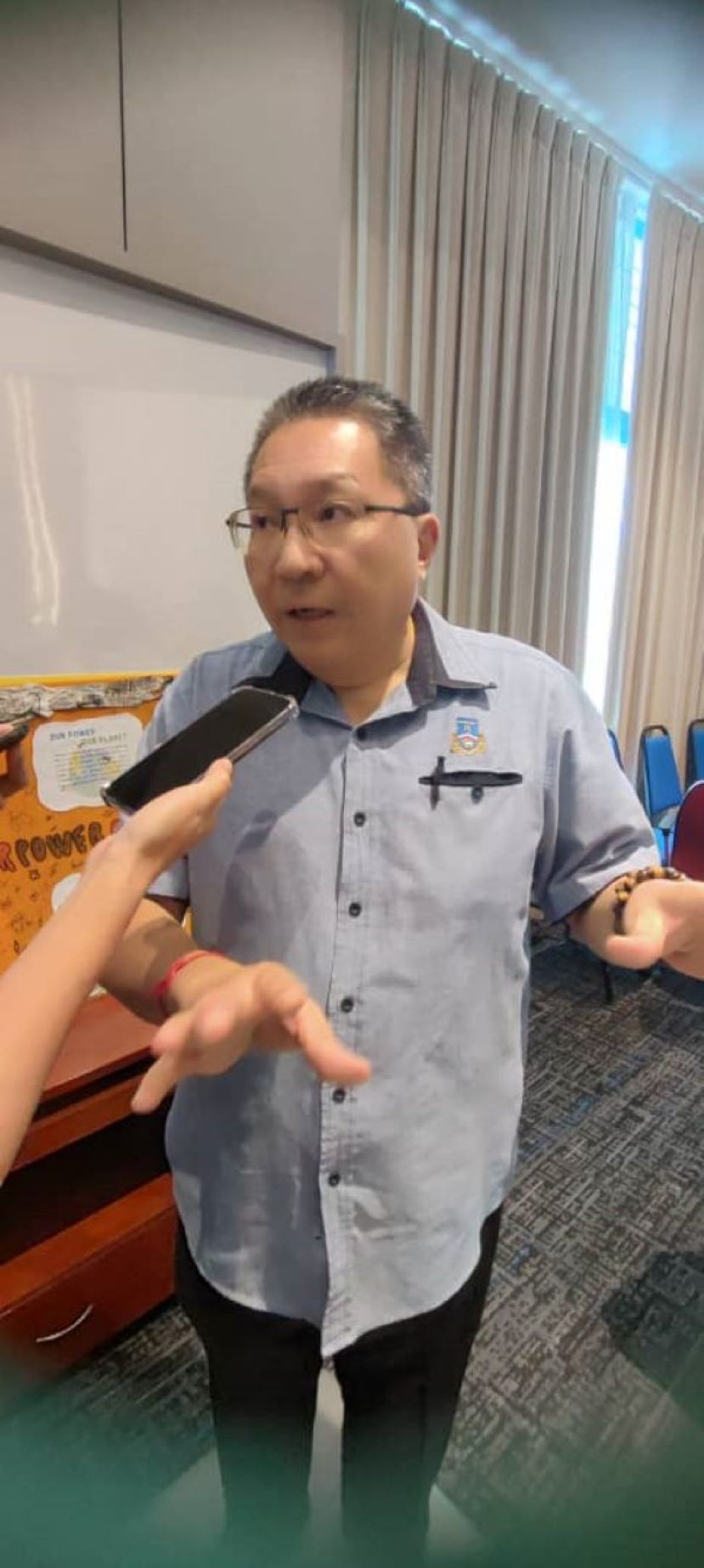 古晋南市市长拿督黄鸿圣谈谈他的心声时影。