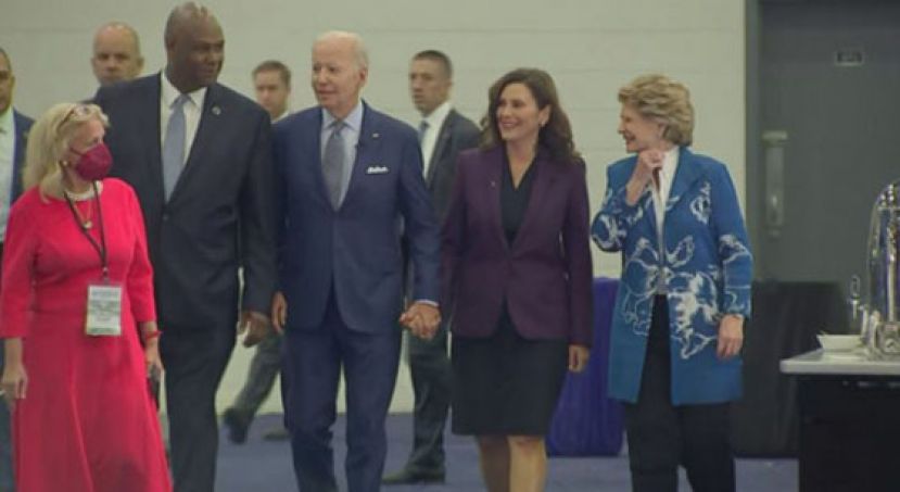 拜登错手直接拖住惠特默的手有讲有笑。