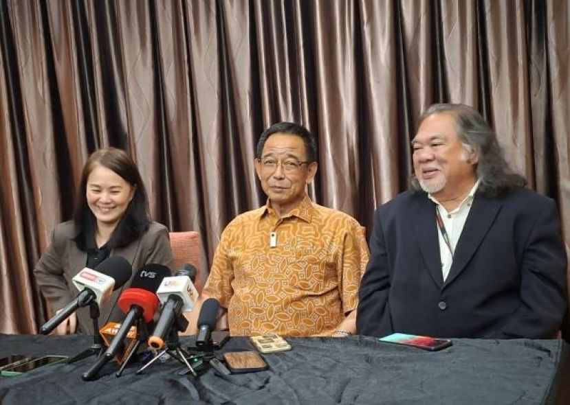 新闻发布会上一摄。右起为古晋自由记者协会代表瓦佛比罗、主宾拿督斯里阿都卡林以及达雅日报总编辑黄海静。