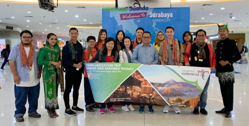 砂拉越考察团团员在印尼国际机场与印尼旅游部市场部（汶莱、沙巴、砂拉越及加里曼丹）副总监沙布托哈佑诺（Sapto Haryono）（右四）合影。