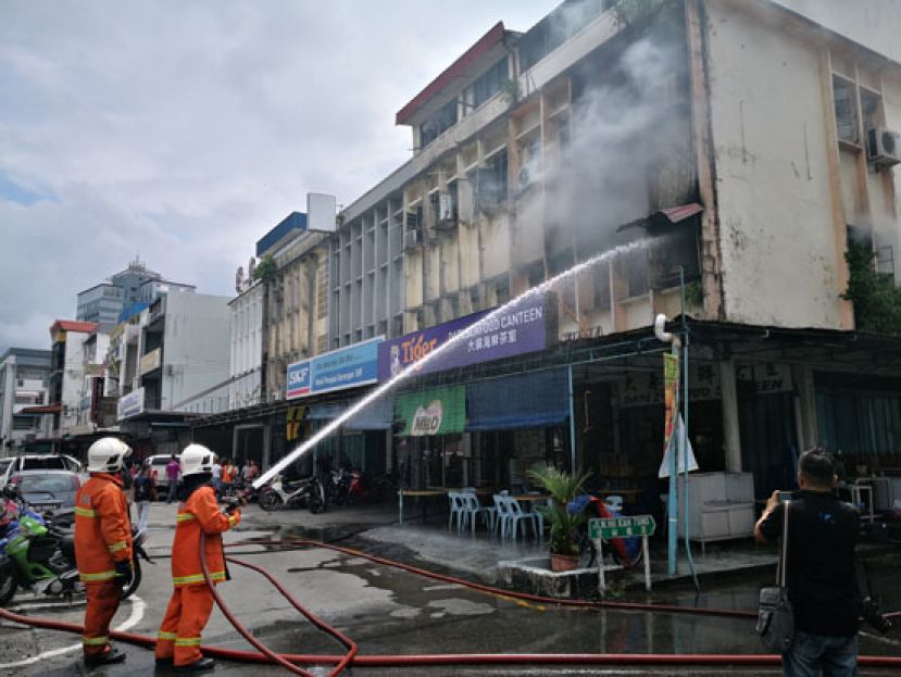 诗巫南兰律/许家栋路店屋发生火警，消防员灭火，及时控制了火势。