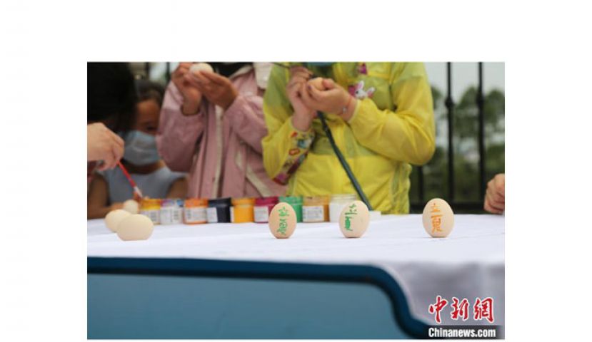 小朋友在鸡蛋上写上&ldquo;立夏&rdquo;字样。　