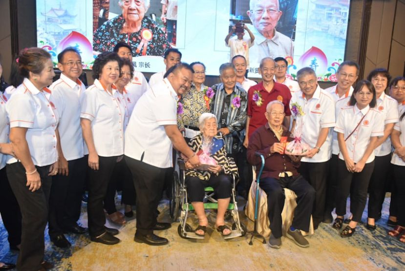 晚宴上最年长男女乐龄者领取红包与礼品。