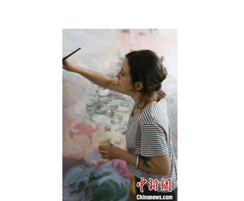 法国的女陶艺师开弥正在进行艺术创作。