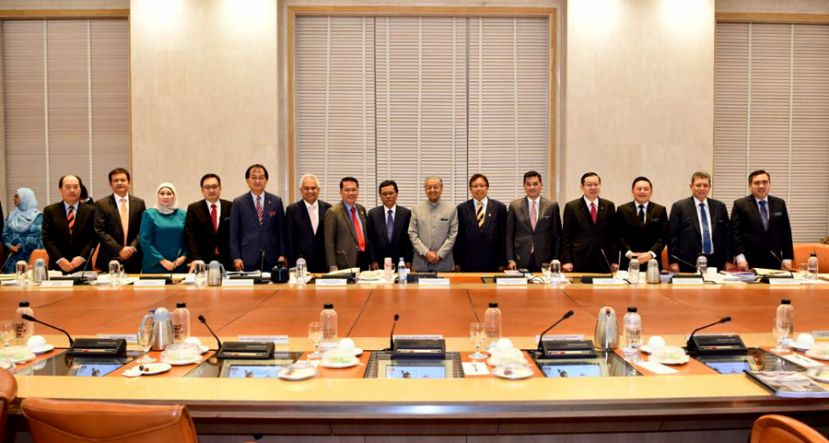 1963年大马协议内阁指导委员会成员合影。右起；为交通部长陆兆福、外交部长赛夫丁、国际贸易与工业部长雷京、财政部长林冠英、经济事务部长阿兹敏、砂首长阿邦佐哈里、首相敦马哈迪、沙巴首长沙菲依、首相署部长刘伟强、总检察长汤米、工程部长巴鲁比安、副贸消部长张健仁、砂首长署助理部长莎丽花哈茜达等。