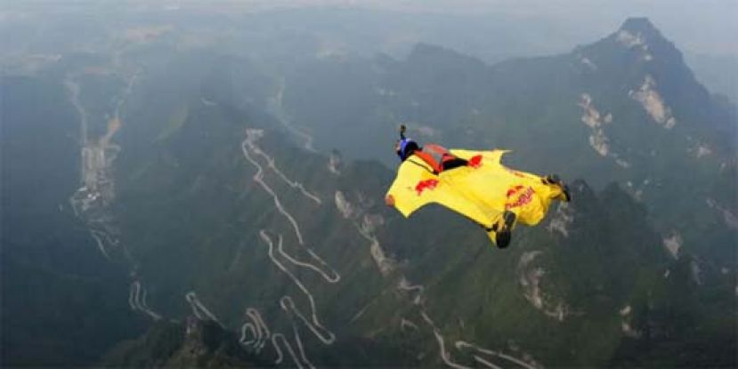 机翼&ldquo;斩首&rdquo;跳伞人，飞行员判过失杀人。