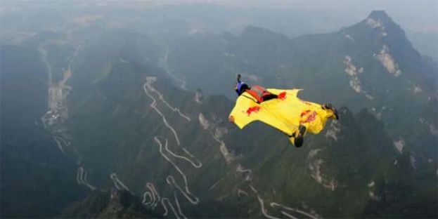 机翼&ldquo;斩首&rdquo;跳伞人，飞行员判过失杀人。