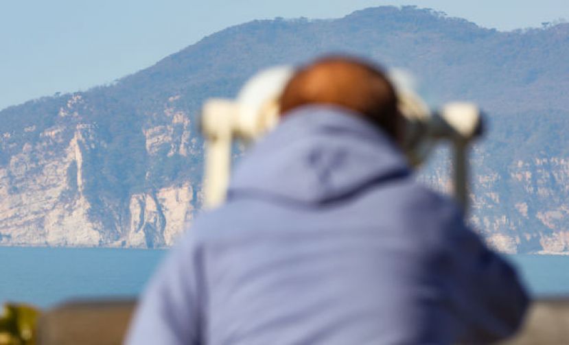 韩国白翎岛在地理位置上如同深入朝鲜内陆的匕首，旅客用望远镜可观望朝鲜黄海南道长山串。
