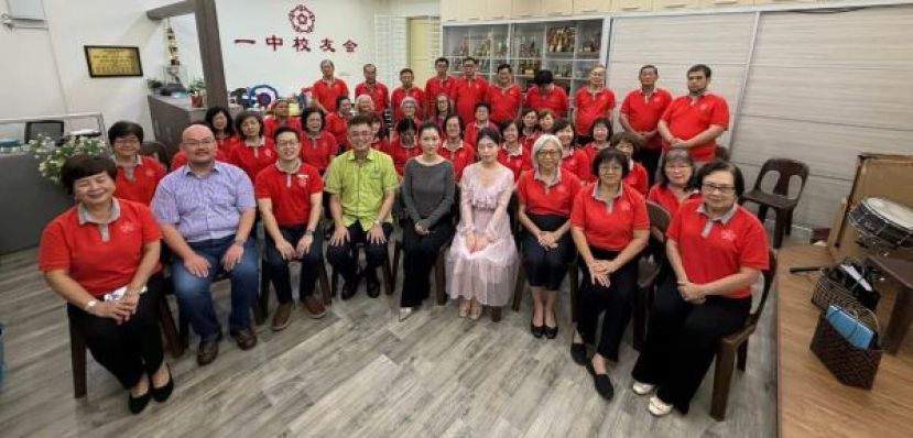 巴达旺市陈开主席 左五来自烟台的徐梓月老师，左六：来自的孙欣老师。