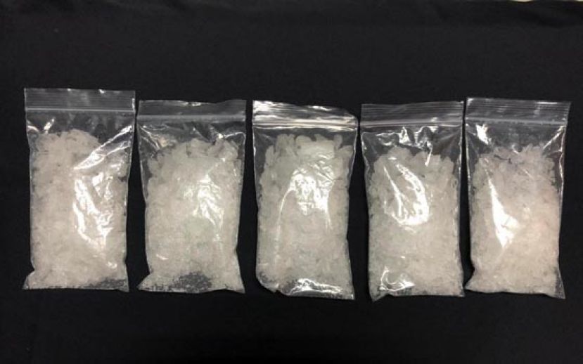  警方在嫌犯抛弃的黑色胶袋内发现疑似的冰毒。