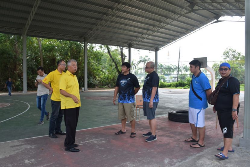 拿督陈超耀与罗东银狼队的球员就提升篮球场设施进行讨论。