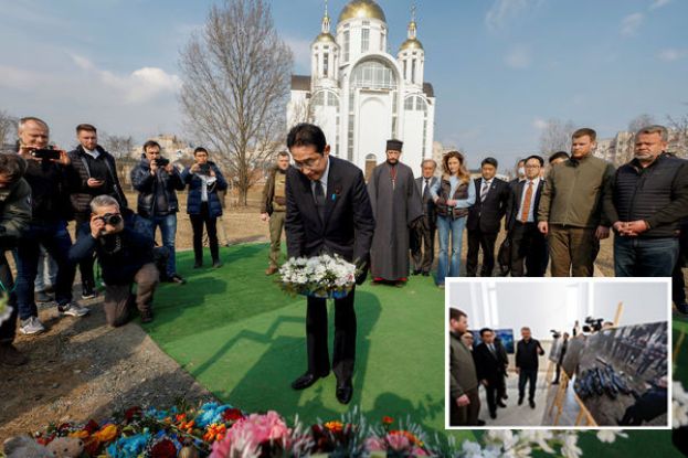 岸田文雄抵基辅并走访布查。小图为乌克兰人员向岸田文雄解说布查惨案。