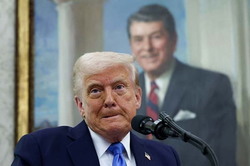 ●美国总统特朗普站在前总统雷根的画像前。