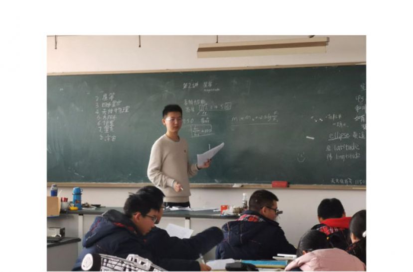 熊家锐在教室和同学讨论问题。