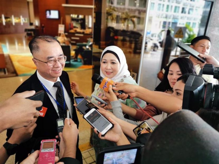 砂首长署助理部长督莎丽花哈茜达(右)向媒体发表谈话，左为;砂政府法律顾问拿督冯裕中。