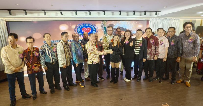 在哥打圣淘沙区议员叶耀星(左九)见证下，世福永久名誉会长兼古晋新邦迪卡区民众联谊会创会会长拿督斯里刘为强太平局绅(左七)颁发 2025年拿督斯里刘为强太平局绅杯卡拉OK歌唱争霸大决赛 会员宿将新秀公开男女混合组冠军奖给予杨雁惠(左十)。左起为 古晋新邦迪卡区民众联谊会名誉主席刘彦陞、名誉会长本固鲁陈兴枝、名誉顾问何长舜、名誉主席天猛公拿督陈如飞、会长甲必丹拿督刘思乐、名誉主席吴祖姜；左八为福州市非物质文化遗产闽清橄榄露手工制作技艺(第四代)传承人陈世忠；右起为该会法律顾问黄庆伟、名誉主席拿督蔡传伟、名誉主席拿督谢再春、名誉会长拿督吴标生、福州市非物质文化遗产闽清橄榄露手工制作技艺(第五代)传承人陈其发、筹委会主席蔡凌及名誉主席拿督龚财兴。