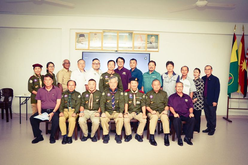 砂拉越童军基金会主席李增泉（坐者右三）， 蔡美星（坐者右四）及全体出席者合影。