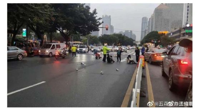 广州一名男子开车撞向斑马线路人，但又加速冲向另一边人群，并反覆碾压。