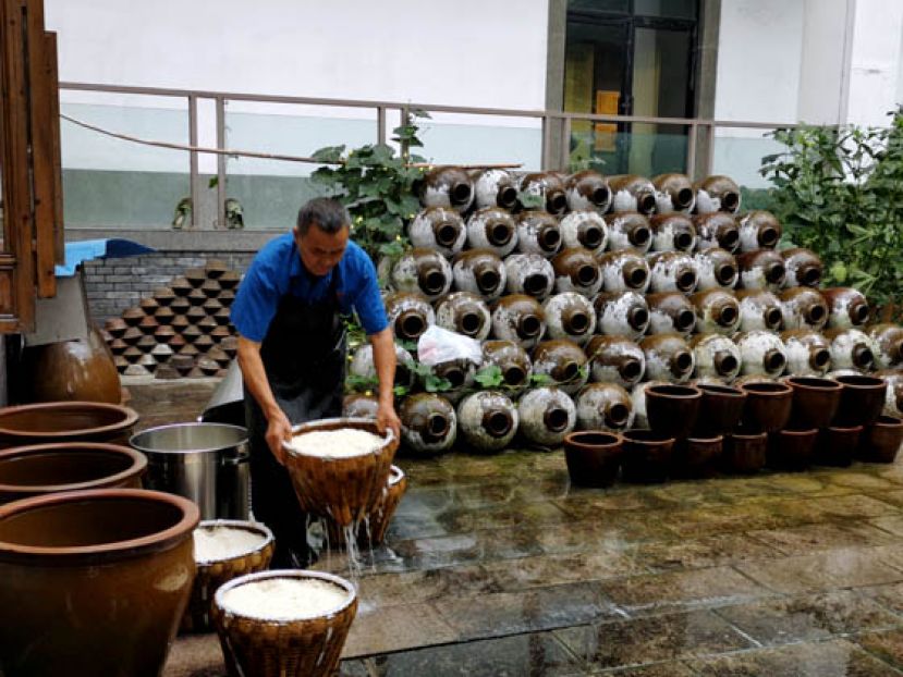 绍兴黄酒历史悠久，技艺精湛，得天独厚的酿造条件和卓越的内在品质。