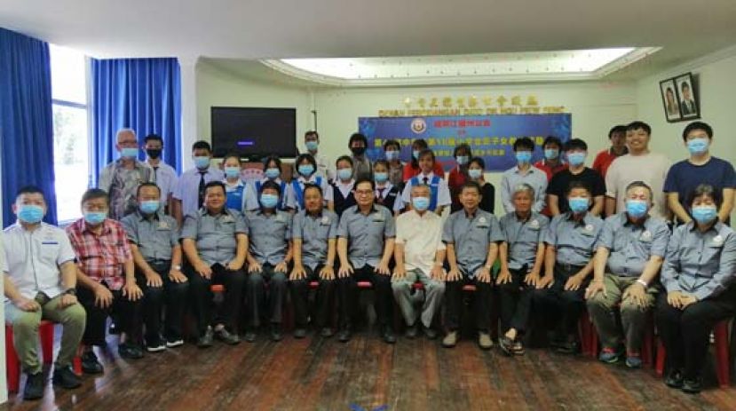 全体得奖学生与嘉宾合影（前排坐着左7为该会主席吴标生）。