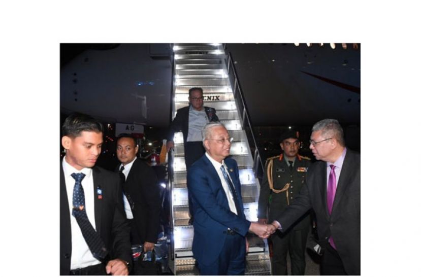 首相依斯迈沙比里抵达纽约肯尼迪国际机场，受到外长赛夫丁的迎接。