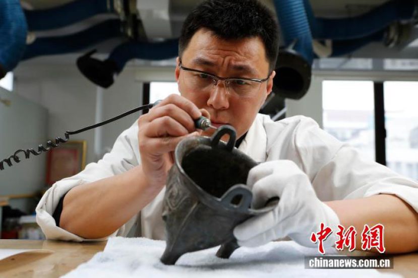 上海博物馆文物保护科技中心，修复工艺师正在对青铜进行修复。