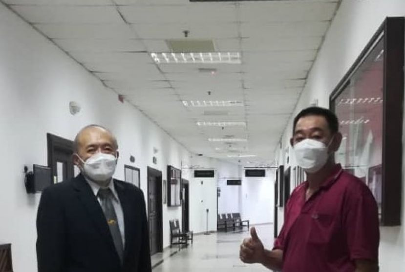 获得无罪释放的中年男子和辩护律师曾得财（左）一摄。