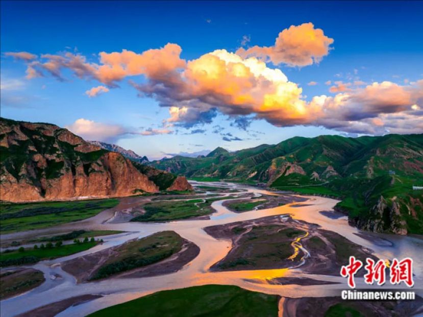 青海省玉树州囊谦县境内澜沧江上游扎曲河网状水系。