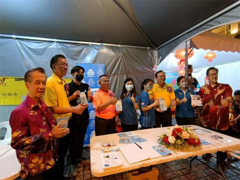 叶耀星邦议员（左2）及罗克强邦议员（右3）在文化缤纷庆中秋盛典参观社险服务柜台；右4为筹委主席甲必丹林传政；右1是薛华东及左1是本固鲁陈兴枝。