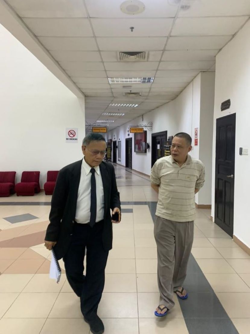 获得无罪释放的男子（右）和辩护律师奥斯曼依布拉欣步离法庭时摄。