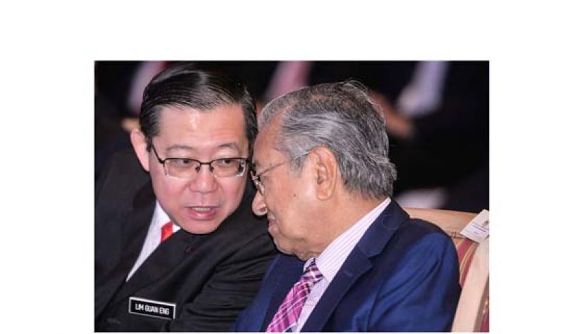 敦马哈迪（右）相信提控林冠英（左）存有政治动机。