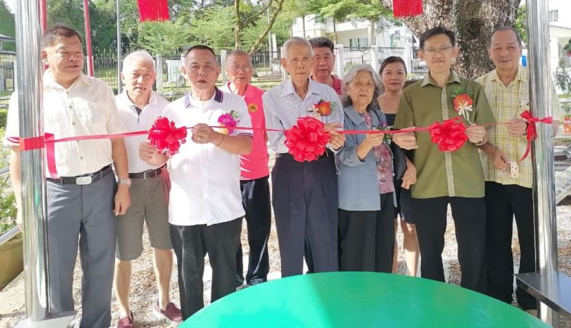  薛华东（右2）及方由传（左5）与甲必丹林传政（左3）联袂为亚答街大树底下的拿督公神龛处公园白钢凉亭主持剪彩启用。