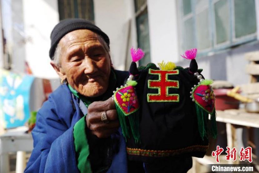 现年89岁的邵泽英，对手工缝制&ldquo;虎&rdquo;制品有着深厚感情。