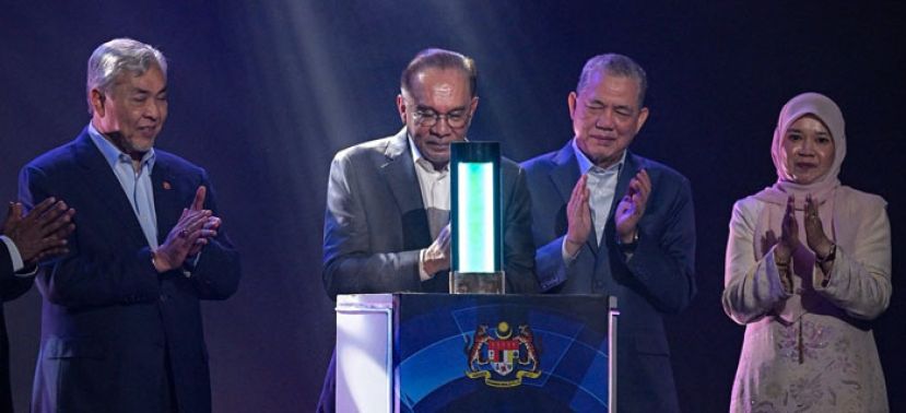 首相安华在《2026-2035年国家教育蓝图》推介礼上致词。